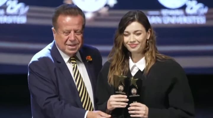 Как актриса Афра Сарачоглу получает награды на церемонии «Лучшие года»